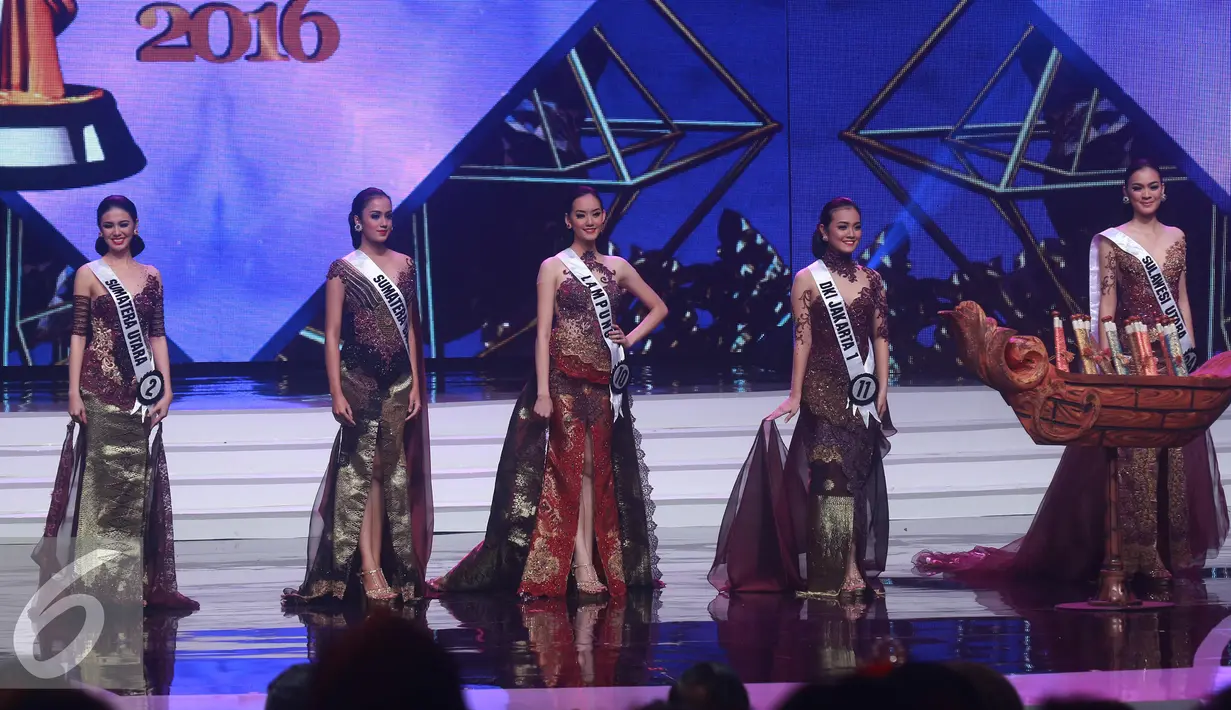Para peserta Putri Indonesia yang masuk 5 besar dalam  acara grand final Putri Indonesia 2016 di Jakarta Convention Center, Jakarta, Jumat (20/2/2016). (Liputan6.com/Herman Zakharia)