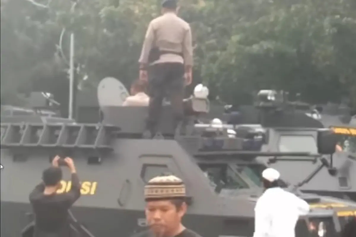Pendemo Ahok Dibuat Merinding oleh Suara Azan Anggota Brimob Ini