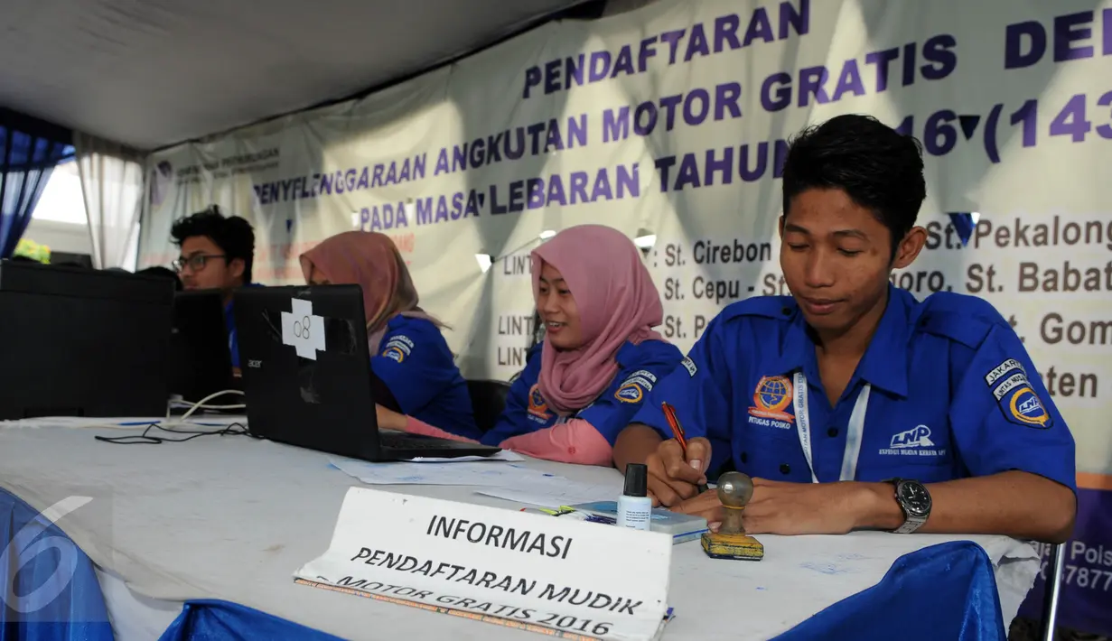 Petugas menunggu calon pemudik yang akan melakukan pendaftaran angkutan motor secara gratis Lebaran 2016 di Stasiun Senen, Jakarta, Sabtu (18/6). Program ini untuk mengurangi kepadatan & tingkat kecelakaan kendaraan bermotor. (Liputan6.com/Helmi Afandi)