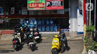 Aktivitas juru parkir liar memindahkan atau memarkirkan kendaraan warga di salah satu minimarket di Jakarta, Senin (5/5/2025). (Liputan6.com/Angga Yuniar)