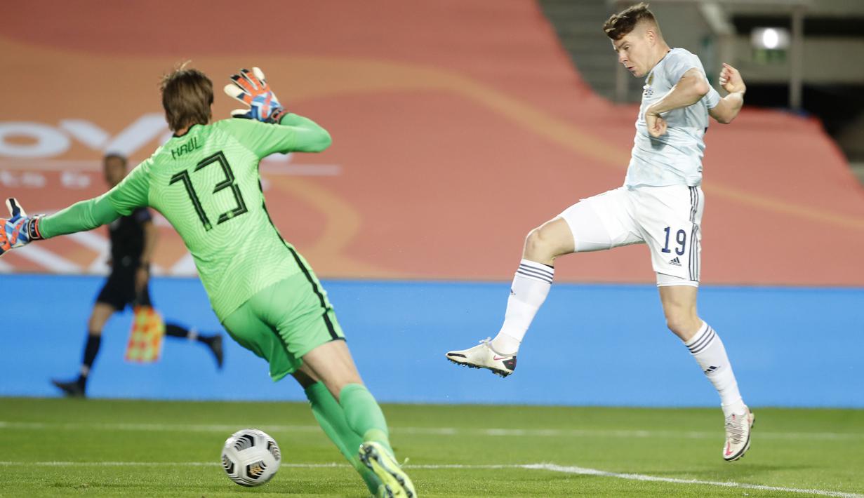 Setelah turun minum, pada menit ke-65 Kevin Nisbet berhasil menyematkan gol ke gawang tim yang berjuluk "Oranje" itu. Nisbet yang baru masuk, sukses menuntaskan umpan dari Robertson. (Foto: AP/Miguel Morenatti)