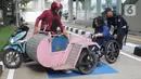 Penyandang disabilitas saat akan menaiki kendaraannya yang terparkir pada area parkir khusus di Stasiun MRT Lebak Bulus, Jakarta, Kamis (20/02/202020). Mulai hari ini disabilitas pengguna MRT dapat memarkirkan kendaraan secara gratis di lokasi yang disediakan pihak MRT. (merdeka.com/Arie Basuki)