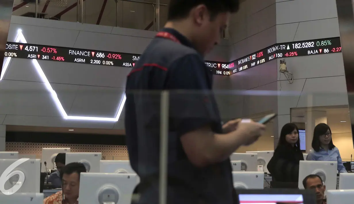 Pekerja saat melihat  pergerakan Indeks Harga Saham Gabungan di Bursa Efek Indonesia, Jakarta,  Jumat (27/11). Indeks Harga Saham Gabungan (IHSG) turun 36,50 poin atau 0,8 persen ke 4.560,56. (Liputan6.com/Angga Yuniar)