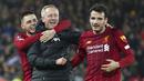 Para pemain Liverpool merayakan kemenangan bersama pelatih Neil Critchley saat menaklukkan Shrewsbury Town pada laga Piala FA di Stadion Anfield pada Rabu (5/2/2020). Pasukan muda Liverpool menang tipis 1-0 atas Shrewsbury Town. (AP/Jon Super)