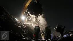 Setiap harinya, sekitar 7.000 ton sampah dari seluruh wilayah Jakarta dibuang di sini. Dan setengah dari 105.019 jiwa yang tinggal di lingkungan Bantar Gebang berprofesi sebagai pemulung. (Liputan6.com/Johan Tallo) 