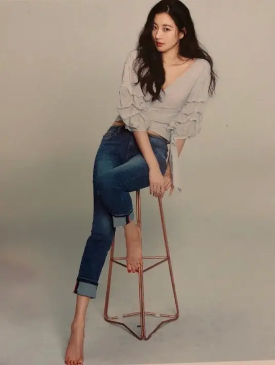 Wanita cantik kelahiran 12 Januari 1978 ini memang dikenal sebagai selebriti yang punya bentuk badan yang ideal. Namun siapa yang menyangka jika ia melakukan pengorbanan besar untuk mendapatkan tubuh seksi. (Foto: instagram.com/sarangkim.love)