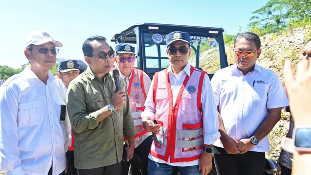 Menteri Perhubungan (Menhub) Budi Karya Sumadi meninjau pembangunan jalur tambahan kereta api Makassar-Parepare di Stasiun Mangilu, Kabupaten Pangkep, Sulawesi Selatan (Sulsel). (Foto: Kemenhub)