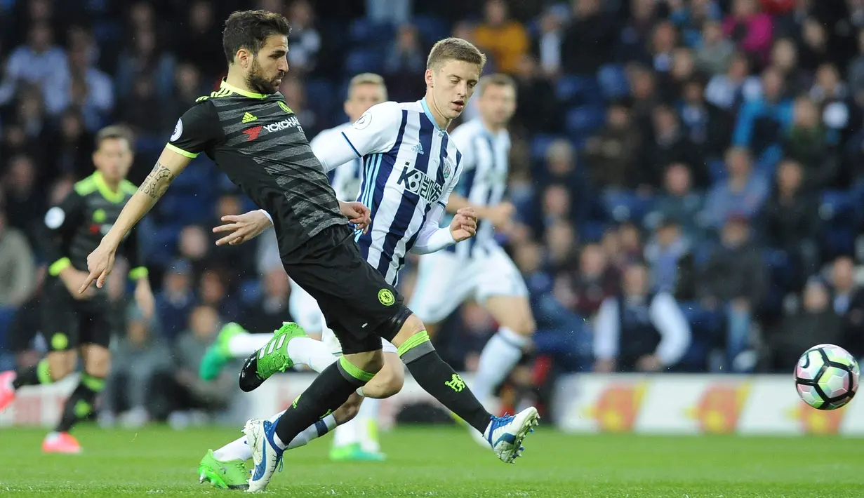 Gelandang Chelsea, Cesc Fabregas mengumpan bola saat bertanding melawan West Bromwich Albion pada Liga Inggris di Hawthorns, Inggris, (12/5). Bagi Chelsea, ini merupakan gelar keenam atau yang kelima di era Premier League. (AP Photo / Rui Vieira)