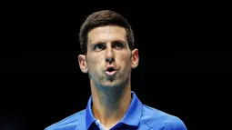 Petenis Serbia, Novak Djokovic, tampak menghela nafas usai ditaklukkan Petenis Rusia, Daniil Medvedev, pada ATP Finals di O2 Arena, London, Kamis (19/11/2020). Petenis nomor satu dunia itu takluk 3-6 3-6. (AP/Frank Augstein)