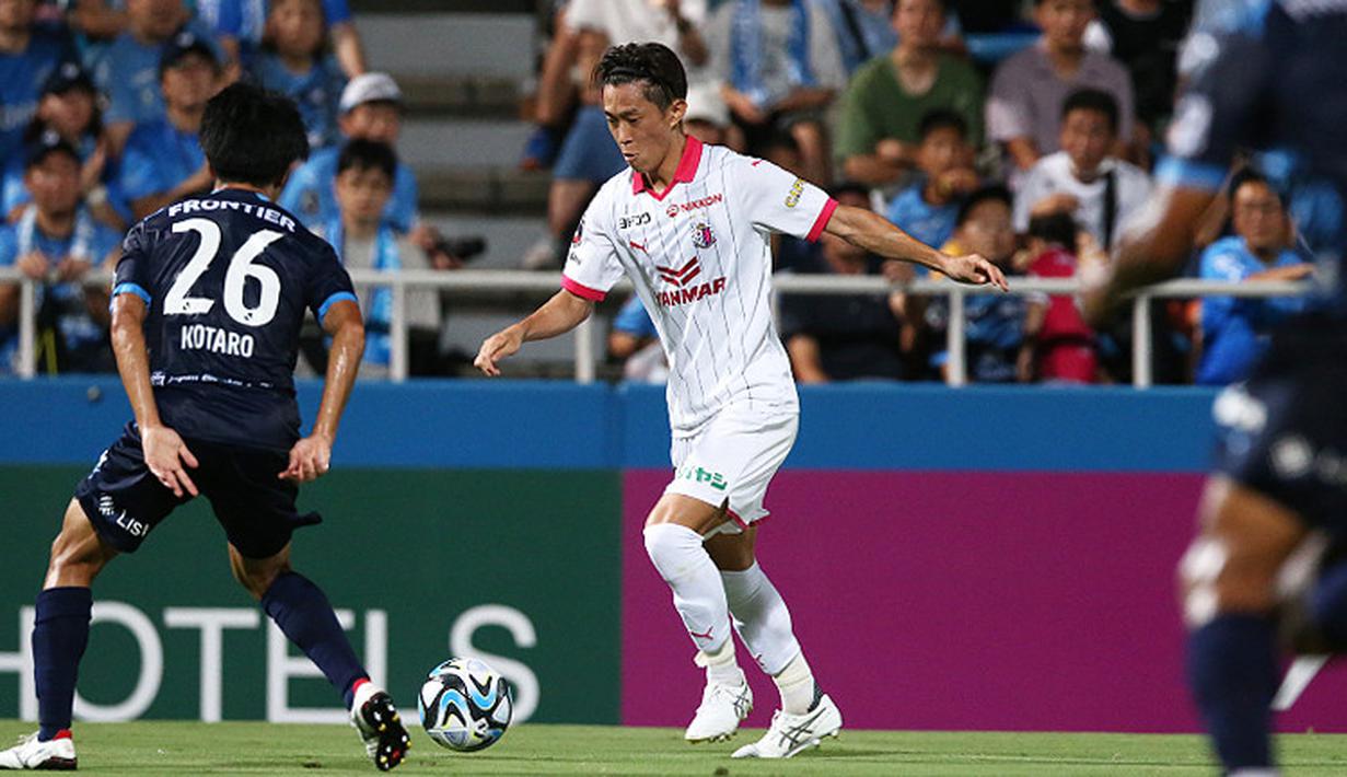 Ada nama debutan di skuad Samurai Biru, Seiya Maikuma (tengah), yang baru pertama kali mendapat panggilan ke tim nasional. Penampilan gemilang bek kanan Cerezo Osaka tersebut musim ini membuatnya dilirik Moriyasu, dan ia kini harus menunggu untuk bisa menjalani debutnya berseragam Samurai Biru. (Dok. Cerezo Osaka)