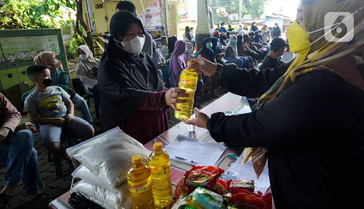 Warga mendapatkan sembako usai vaksin COVID-19 di Balai RW 02, Jati Padang, Jakarta Selatan, selasa (28/6/20222). Munculnya COVID-19 subvarian Omicron BA.4 dan BA.5 membuat sejumlah warga antusias mengikuti vaksinasi COVID-19 yang didominasi vaksin booster. (merdeka.com/Arie Basuki)
