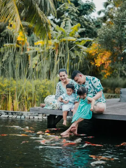 Kahiyang dan Bobby Nasution diketahui bertemu pertama kali saat keduanya sama-sama mengambil kuliah S-2 di Institut Pertanian Bogor (IPB). Kedekatan dimulai saat keduanya mengerjakan tugas kuliah bersama.(instagram.com/doleytobing)