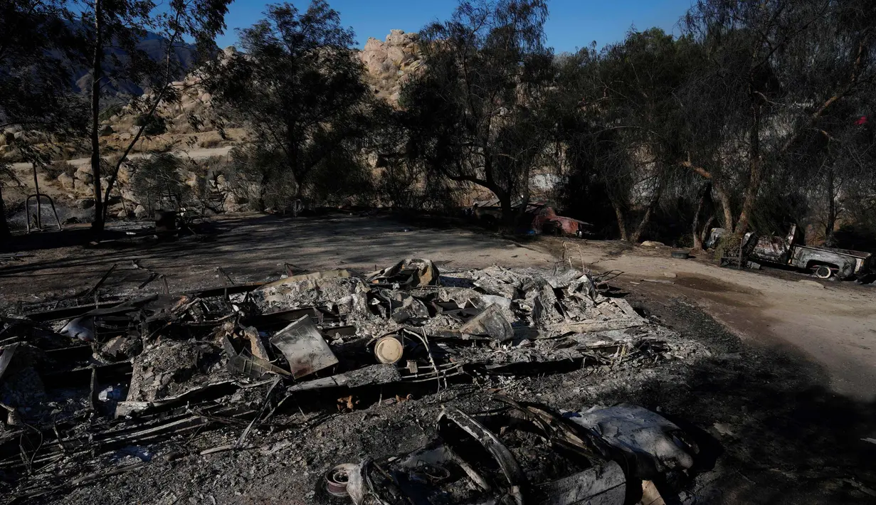 Sejumlah kendaraan dan sebuah rumah mobil dibiarkan hangus akibat Kebakaran Dataran Tinggi di Aguanga, California, Amerika Serikat, Selasa, 31 Oktober 2023. (AP Photo/Marcio Jose Sanchez)