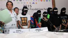Sejumlah tersangka diamankan Badan Nasional Narkotika (BNN) saat saat rilis penangkapan 16,4 kg Shabu dan 778 butir Pil inex di gedung Badan Nasional Narkotika (BNN), Jakarta, Jumat (22/5/2015). (Liputan6.com/Helmi Afandi)