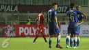 Pemain Persib, Tantan (kanan) memeluk Tony Sucipto usai menumbangkan Semen Padang di laga perebutan tempat ketiga Piala Presiden 2017 di Stadion Pakansari, Kab Bogor, Sabtu (11/3). Persib menang 1-0. (Liputan6.com/Helmi Fithriansyah) 