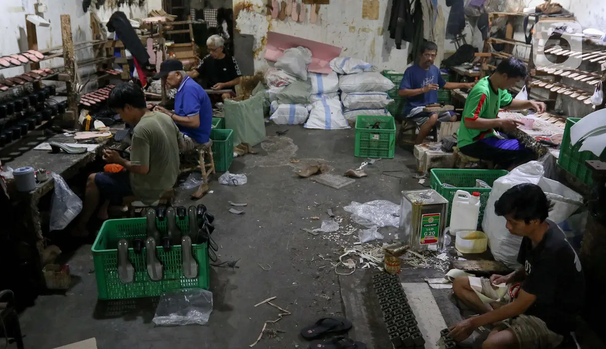 Puluhan pekerja ini terbagi dalam beberapa kelompok produksi sesuai dengan keahlian dan kemampuan masing-masing. (Liputan6.com/Herman Zakharia)