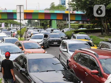 Suasana Kendaraan menuju  arah Pekan Raya Jakarta (PRJ) Jiexpo di kawasan jalan Benyamin Sueb , Jakarta, Jumat (30/6/2023). (Liputan6.com/Herman Zakharia)