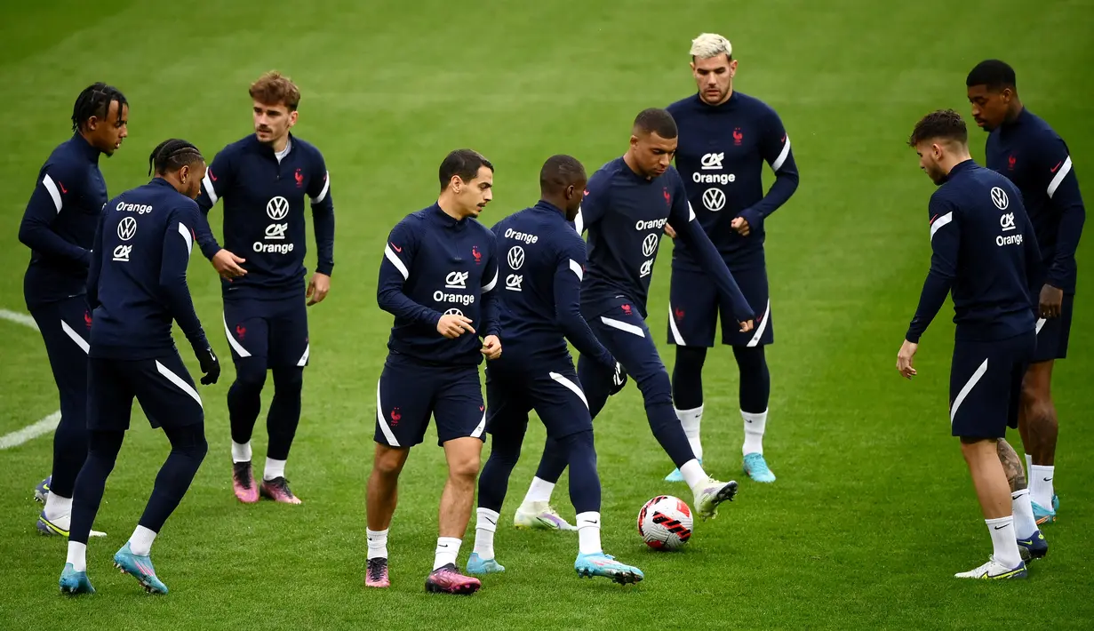 Para pemain timnas Prancis mengambil bagian dalam sesi latihan pada malam laga persahabatan internasional, di stadion Pierre-Mauroy, dekat Lille, Senin (28/3/2022). Prancis akan beruji coba melawan Afrika Selatan pada Rabu, 30 Maret 2022 dini hari WIB. (FRANCK FIFE / AFP)
