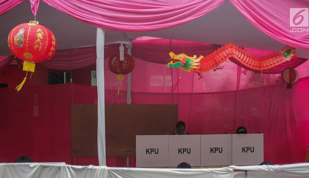 Warga mencoblos di TPS 08 Petak Sembilan, Glodok, Jakarta, Rabu (17/4). TPS 08 Petak Sembilan mengambil tema budaya Tionghoa untuk menarik minat pemilih dan menekan angka golput. (Liputan6.com/Faizal Fanani)
