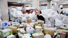 Petugas menata paket kiriman yang baru tiba di Kantor Pos Pasar Baru, Jakarta, Selasa (1/7/14). (Liputan6.com/Faizal Fanani)