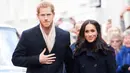 Pangeran Harry dan tunangannya, Meghan Markle setibanya pada acara amal untuk memperingati Hari AIDS Sedunia di Nottingham, Jumat (1/12). Pangeran Harry dan Meghan Markle sama-sama mengenakan outerwear warna biru navy. (Jeremy Selwyn/Pool Photo via AP)