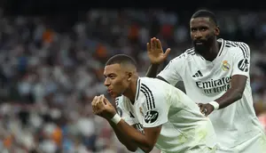 Pesepak bola Real Madrid asal Prancis, Kylian Mbappe, merayakan gol bersama bek Real Madrid asal Jerman, Antonio Ruediger, setelah mencetak gol pertama timnya selama pertandingan sepak bola putaran pertama Liga Champions UEFA antara Real Madrid CF dan Stuttgart VFB di stadion Santiago Bernabeu di Madrid pada 17 September 2024.Thomas COEX / AFP