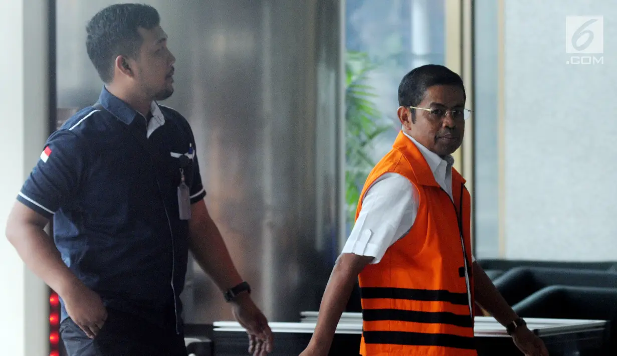 Mantan Menteri Sosial Idrus Marham (kanan) tiba di Gedung KPK, Jakarta, Rabu (29/11). Idrus diperiksa sebagai tersangka terkait dugaan menerima suap Rp 4,8 miliar proyek PLTU Riau-1. (Merdeka.com/Dwi Narwoko)