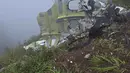 Foto yang disediakan oleh Badan Nasional Pencarian dan Penyelamatan Indonesia (BASARNAS) ini menunjukkan puing-puing pesawat turboprop ATR 42-500 di Gunung Bulusaraung, Provinsi Sulawesi Selatan, Minggu 18 Januari 2026, setelah pesawat tersebut kehilangan kontak pada Sabtu (17/1/2026). (BASARNAS via AP)
