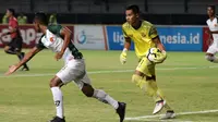 Kiper PS Tira, Angga Saputra, saat laga melawan Persebaya di Stadion Gelora Bung Tomo, Surabaya, Selasa (11/9/2018). (Bola.com/Aditya Wany)