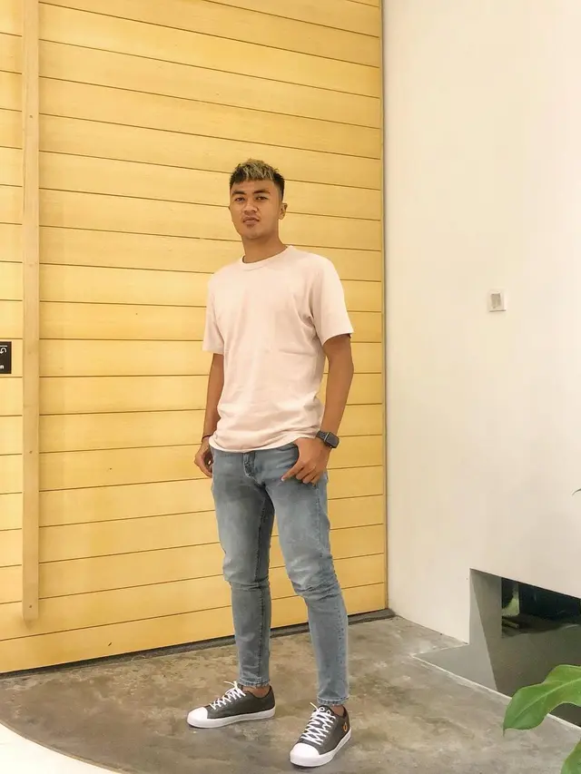 6 Gaya Kasual Rizky Dwi Febrianto saat di Luar Lapangan, Jadi Sorotan