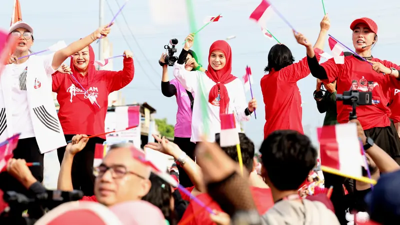Istri calon presiden nomor urut tiga Ganjar Pranowo, Siti Atikoh Supriyanti, melakukan Senam Ganjar bersama kader dan simpatisan PDI Perjuangan (PDIP) di Kota Semarang, Jawa Tengah, Sabtu (30/12/2023) pagi.