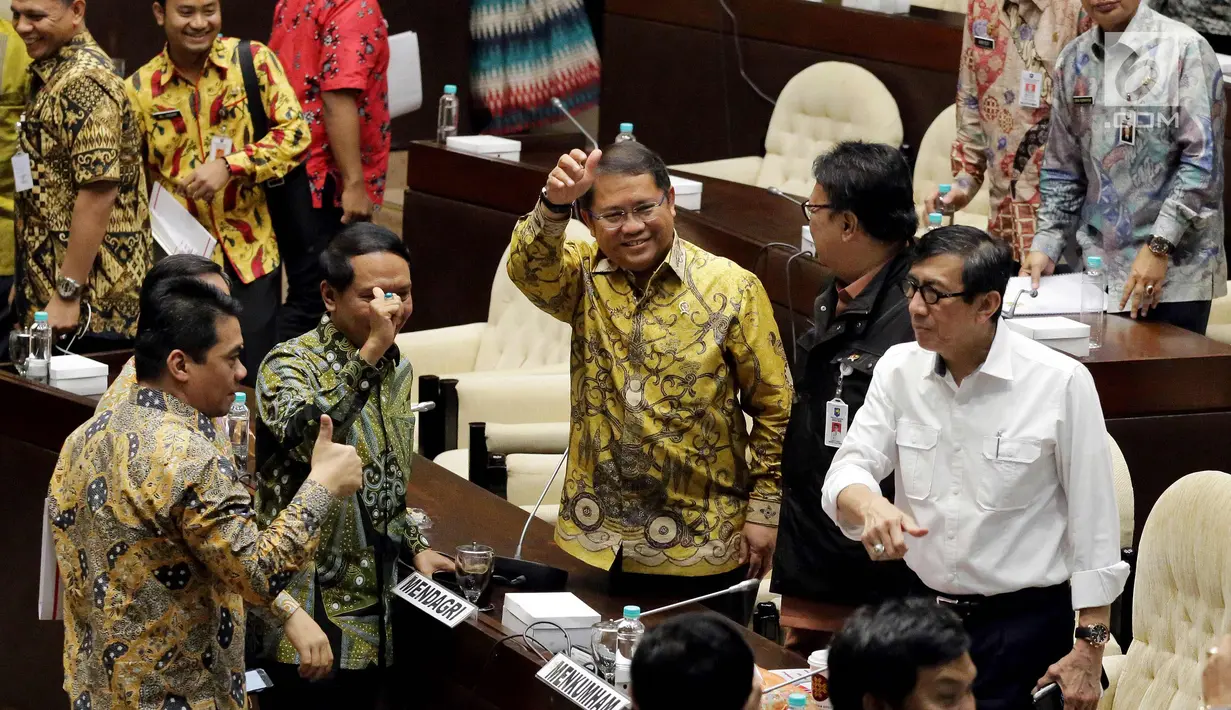 Menkumham Yasonna Laoly (kanan), Mendagri Tjahjo Kumolo (kedua kanan), Menkominfo Rudiantara (ketiga kanan), Ketua Komisi II DPR Zainudin Amali (ketiga kiri) usai rapat RUU Ormas, Jakarta, Jumat (20/10). (Liputan6.com/Johan Tallo)