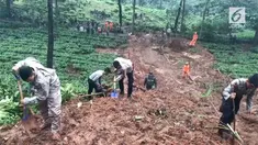 Petugas kali ini sedang melaksanakan pencarian di seputaran Longsoran kebawah Riung gunung. Disiapkan alat berat sebanyak 2 Buah beko utk mengangkut material longsor di posisi dibawah jalan.