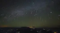 Hujan meteor alami di atas Dashanbao Wetlands pada 13 Desember 2013 (Jeff Dai/NASA).