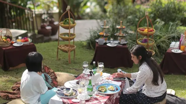 Dian Sastrowardoyo piknik bersama keluarga (Instagram/therealdisastr)