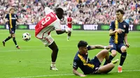 Pemain Twente, Mees Hilgers (tengah kanan) menghalau bola tendangan pemain Ajax Amsterdam, Brian Brobbey pada laga lanjutan Liga Belanda 2023/2024 di Johan Cruijff ArenA, Amsterdam, Belanda 14 April 2024. (AFP/ANP/Olaf Kraak)