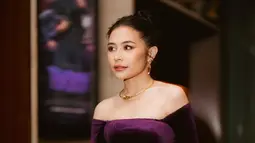 Penampilan Prilly Latuconsina ini pun banjir pujian netizen. Dirinya terlihat stunning dengan gaun ungu yang memiliki belahan tinggi pada bagian samping. (Liputan6.com/IG/@prillylatuconsina96)