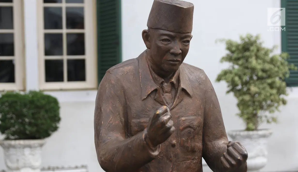 Patung Presiden pertama RI Sukarno dengan pose 'Kawan Revolusi' di depan Museum Fatahillah, kawasan Kota Tua, Jakarta, Rabu (15/11). Patung-patung tersebut memperlihatkan Sukarno dengan berbagai pose. (Liputan6.com/Immanuel Antonius)