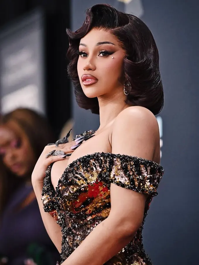 6 Potret Cardi B Bergaya Old Hollywood dengan Gaun Bulu di Grammy Awards 2025