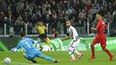 Proses terjadinya gol oleh pemain Juventus, Simone Zaza ke gawang Sevilla pada laga Liga Champions di Stadion Juventus, Italia, Kamis (1/10/2015). (AFP Photo/Olivier Morin)