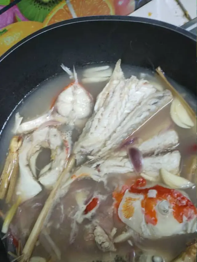 Viral Aksi Wanita Masak Sup Ikan Koi