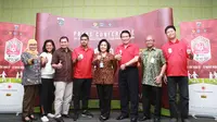 Bambang Pamungkas melakukan sesi foto bersama  di Jatibaru,Cideng,Jakarta, Jumat (02/10/2015). BP hadir dalam dalam acara press conference Jakarta Festival Football Rusun Cup 2015, 28 Oktober - 8 November 2015. Bola.com/Nick Hanoatubun