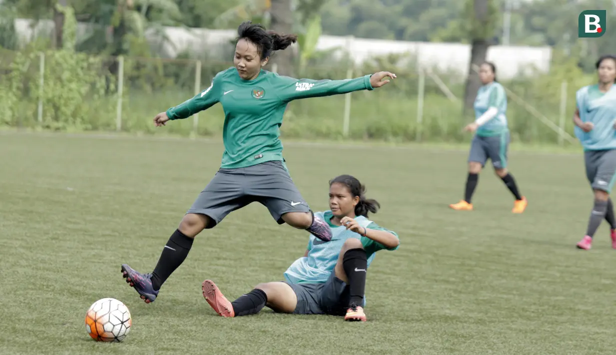 Pemain Timnas wanita Indonesia, Tugiyati, menghindari hadangan lawan saat seleksi pemain di Lapangan Sawangan, Depok, Selasa (6/3/2018). 40 pemain mengikuti Seleksi untuk Asian Games dan Piala AFF Wanita 2018. (Bola.com/M Iqbal Ichsan)