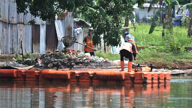 Pembersihan Rutin Sampah Waduk Ciracas