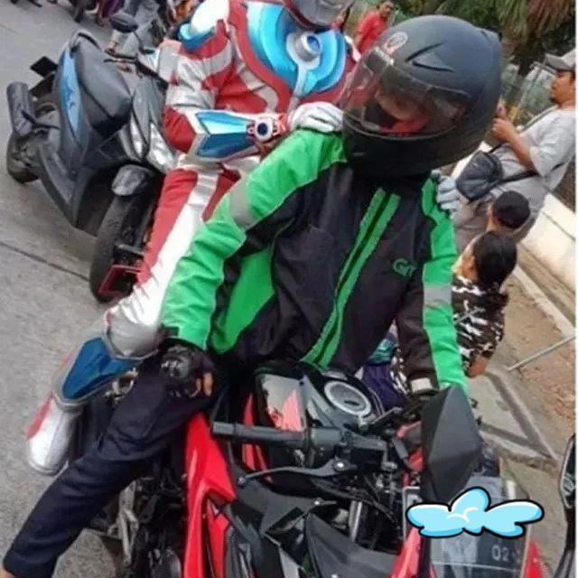 8 Kostum Penumpang Ojek Online Ini Unik Banget, Jadi Pusat Perhatian