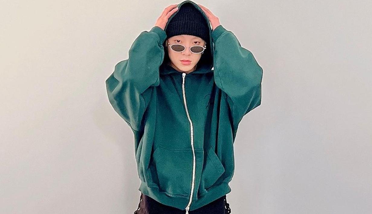 Tampil dengan busana hitam yang dipadukan dengan jaket oversize hijau, gaya Kang Seung Yoon ini tak lepas dari sorotan. Dirinya bahkan memilih menggunakan kacamata frame oval serta beanie hat sebagai detail penampilannya. (Liputan6.com/IG/@w_n_r00)