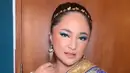 Marshanda memilih mengenakan sari India warna biru dengan bordiran warna keemasan serasi dengan innernya. Ia lengkap mengenakan aksesori gelang, anting, dan hiasan kepala. [@neny_mulyani]