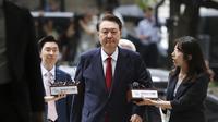 Mantan Presiden Yoon Suk Yeol ke Pengadilan Korea Selatan terkait surat penangkapan terhadapnya yang terbaru, Kamis (9/7/2025). (AP/Pool)