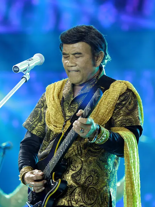 Diketahui sebelumnya pihak MNCTV dan Rhoma Irama menyempatkan memberikan penghargaan kepada kedua keluarga musisi dangdut seperti keluarga Fazal Dath dan keluarga A. Rafiq. (Deki Prayoga/Bintang.com)