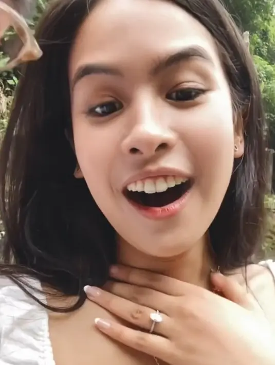 Kemudian dengan romantisnya, Jesse Choi berlutut di depan Maudy sambil mengeluarkan cincin yang membuat Maudy kaget dan tersenyum. (Instagram/maudyayunda).
